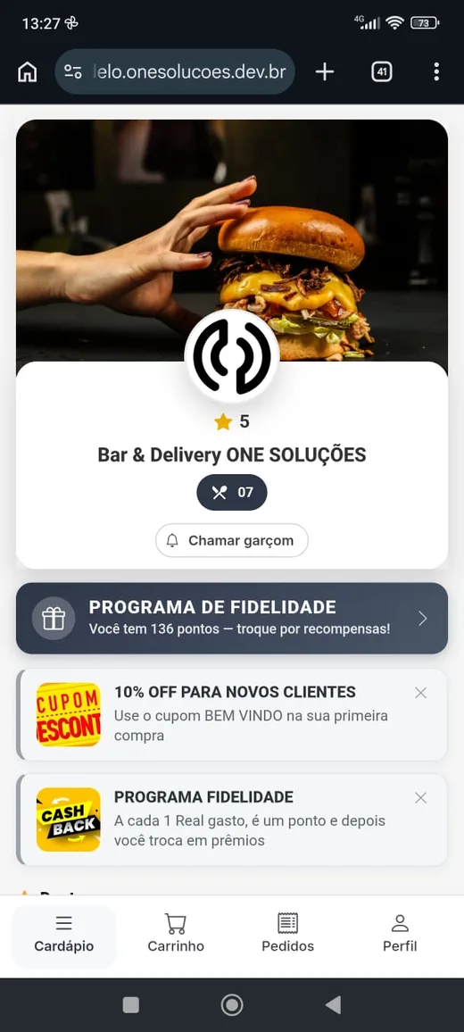 Cliente pedindo pelo cardápio digital da One na mesa, pelo QR Code